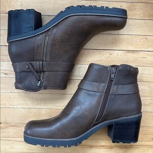 NWOT Baretraps Tannar buckle ankle booties size 10M